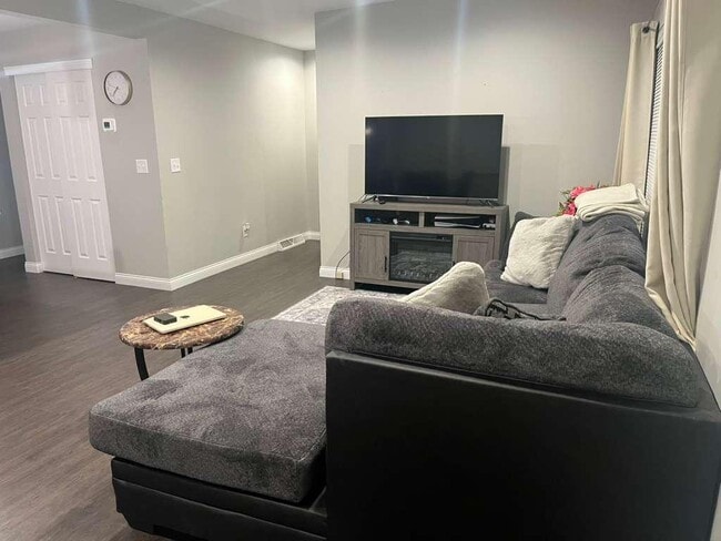 Building Photo - 1550 Frebis Ave