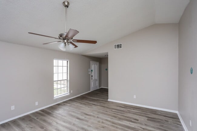 Building Photo - 2410 Bentley Dr