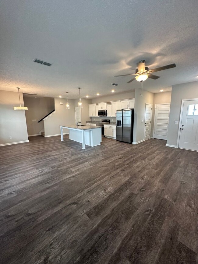 Building Photo - Brand New Luxury Townhome! 3 BR, 2.5 BA