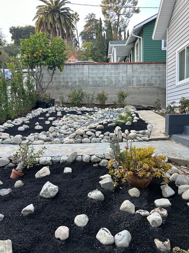 FRONT YARD - 1623 Champlain Terrace
