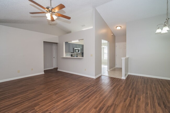 Building Photo - 3032 Twin Oak Dr S