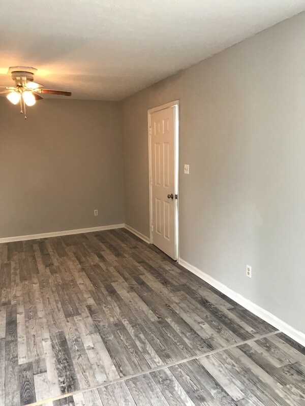 Building Photo - 100 Lilly Dr