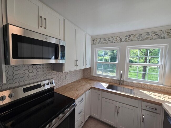 Building Photo - 4094 University Dr