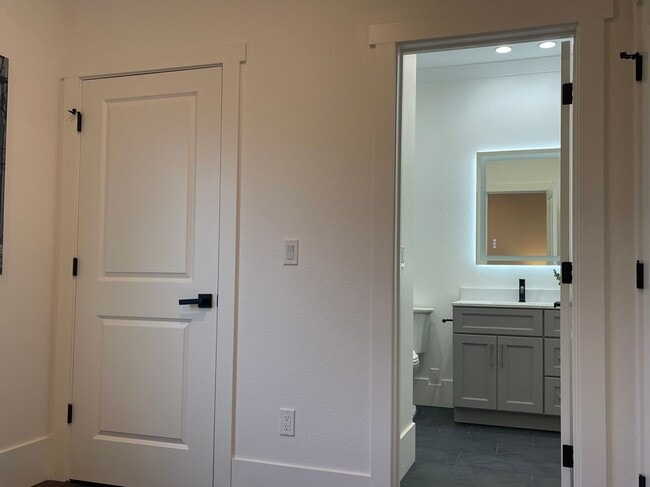 Foto del edificio - 1060 Beacon St