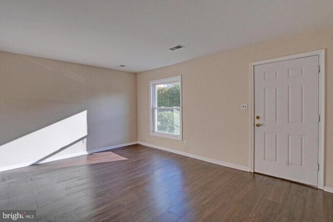 Foto del edificio - 90 Village Dr