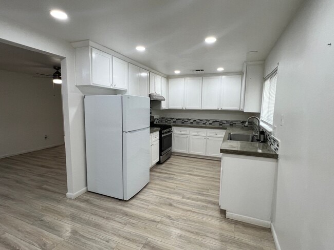 Building Photo - Large 4bd /2.75 Ba with a fenced front yard