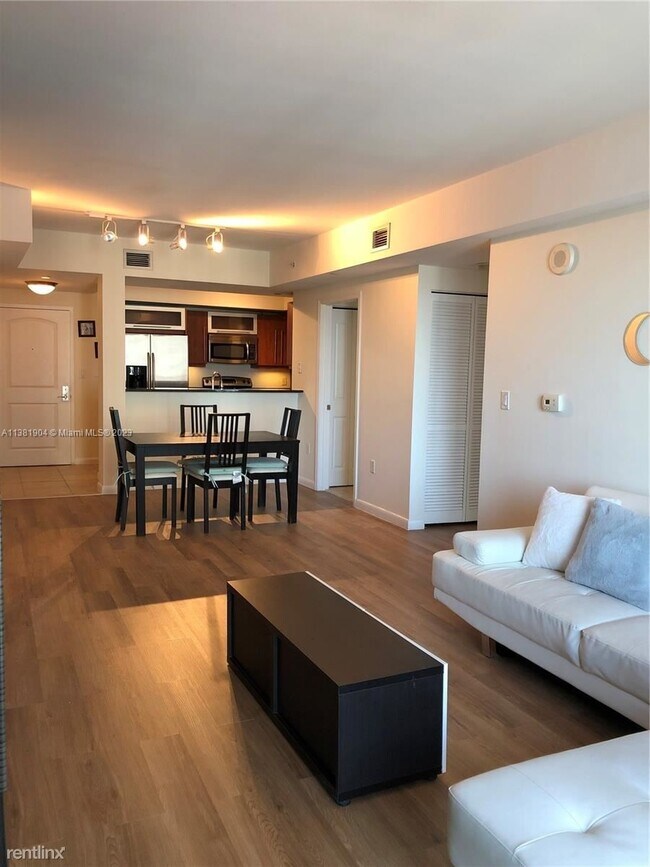 Foto del edificio - 1 br, 1 bath Condo - 7350 SW 89th St Apt 2...