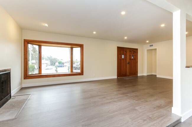 Building Photo - Newly renovated ranch style home in Granad...