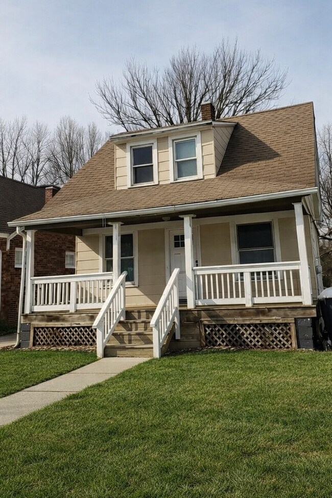 Foto del edificio - Charming Cape Cod Home with Character and Potential