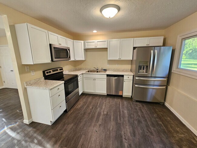Foto del edificio - 3 bed, 1 bath, fully renovated.