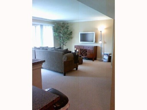 Foto del edificio - RB Luxury 2 Br Townhome 2 car spots Laundry $3190 TEXT 760-715-5861