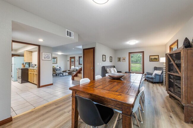 Building Photo - 704 Turtle Hill