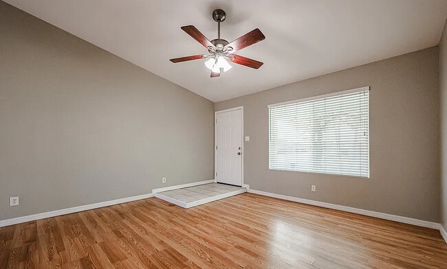 Building Photo - 604 W Kiva Ave