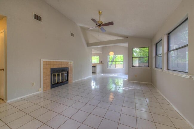 Foto del edificio - 14551 Robert I Walker Blvd