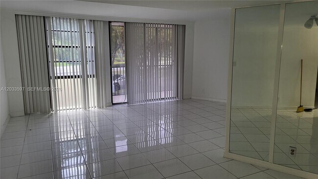 Foto del edificio - 3401 N Country Club Dr