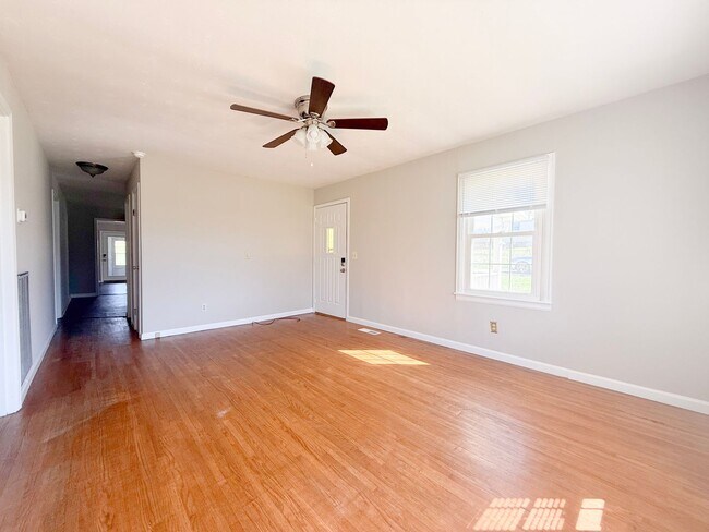 Foto del edificio - Spacious 3-Bedroom Home with Screened-In Porch and Ample Parking in Cookeville