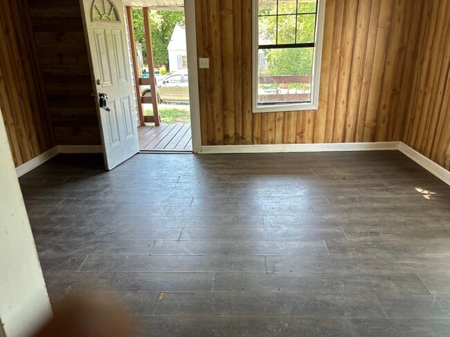 Building Photo - 2 Bedroom 1 Bath Home Available in High Po...