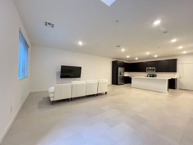 Foto del edificio - 2025 new brand  2 master bedrooms 2 car garage parking townhouse