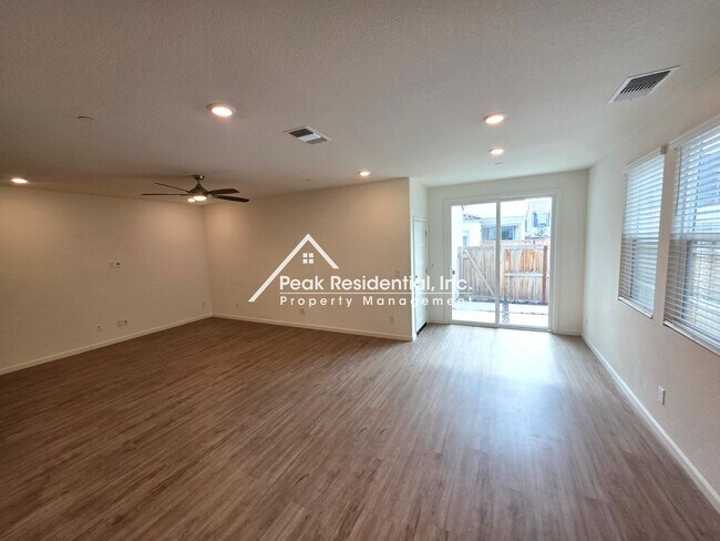 Foto del edificio - Only 2 years new. 3-bedrooms in Elk Grove