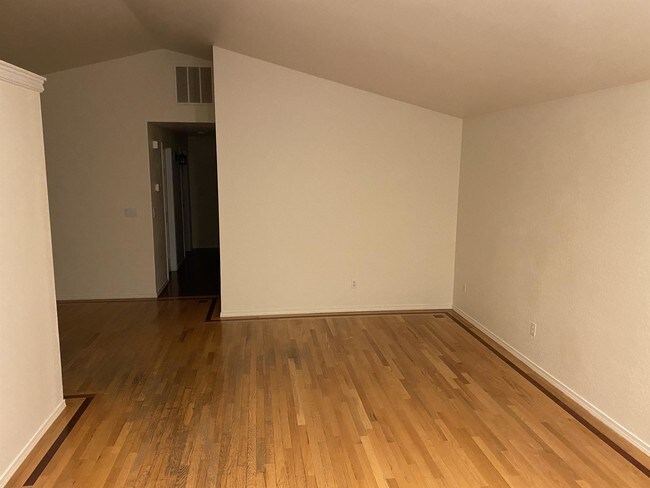 Foto del edificio - 1300 W Targee St