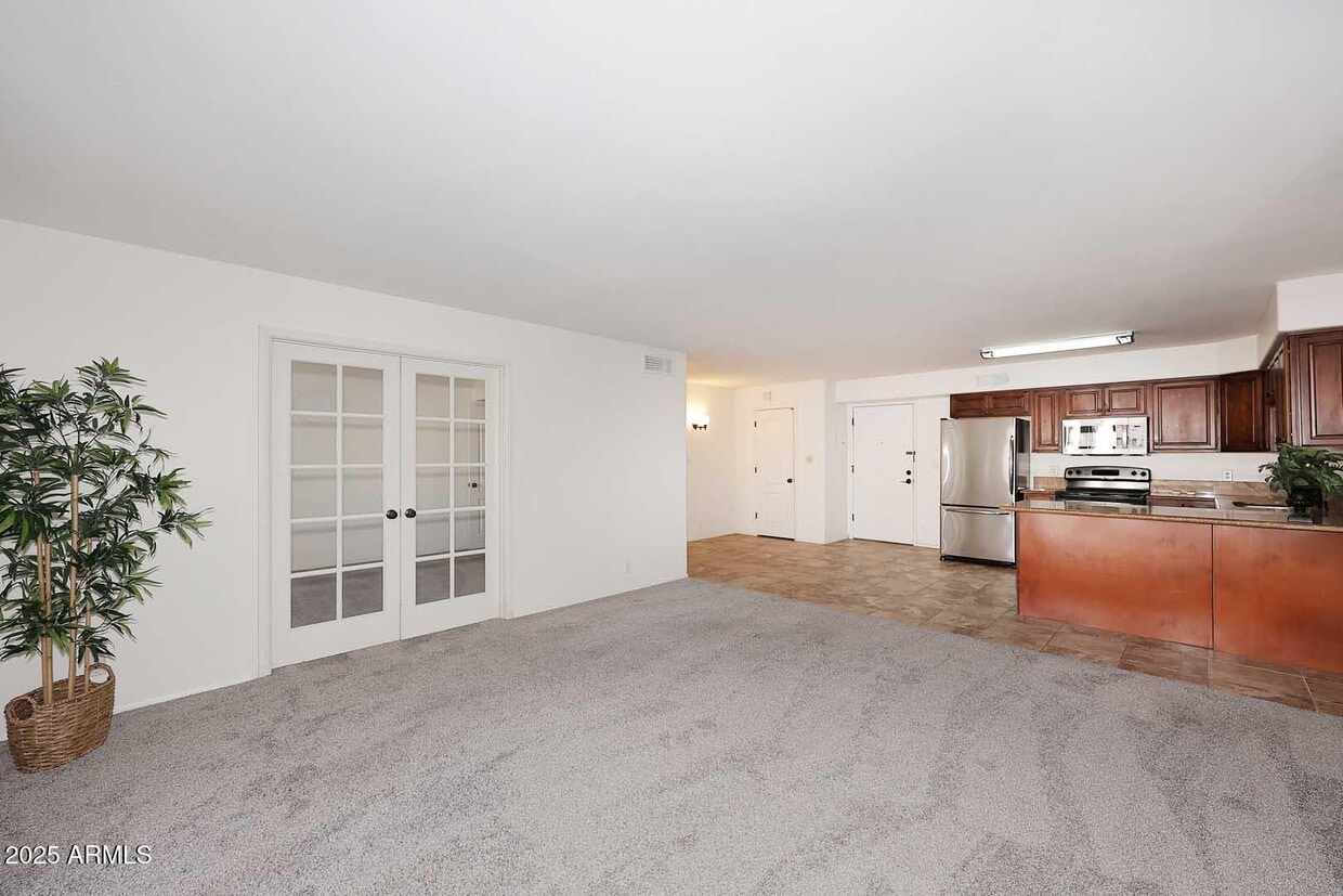 Foto principal - 7910 E Camelback Rd