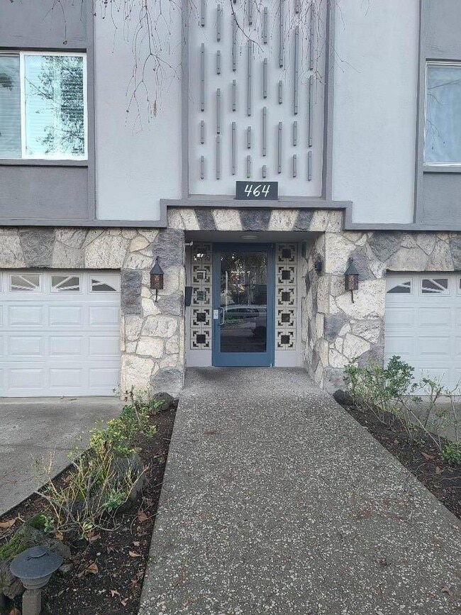 Building Photo - 464 Clinton St