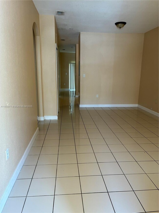 Foto del edificio - 1536 SE 25th St