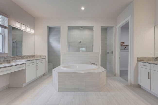 Building Photo - 9300 Crestview Cir