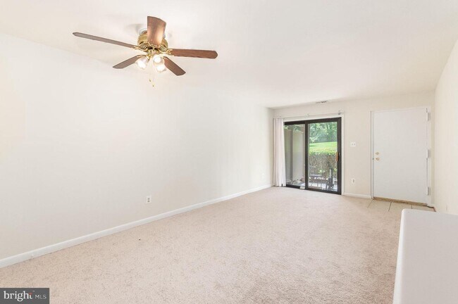 Foto del edificio - 5805 Royal Ridge Dr