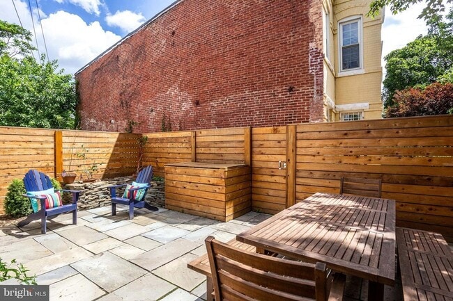 Building Photo - CORNER UNIT WITH PATIO AND YARD