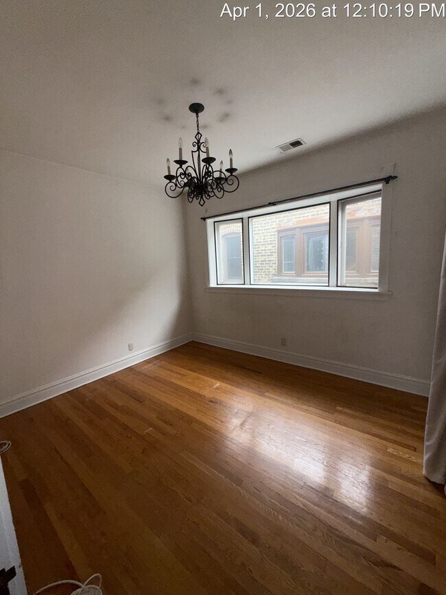 Foto del edificio - Stunning Top Floor 2 Bed, 2 Bath Condo Just Steps to the Lake