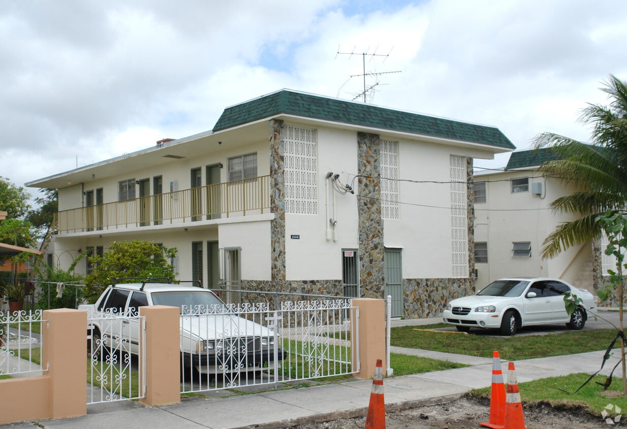 Foto del edificio - 1886-1888 NW 22nd Ct