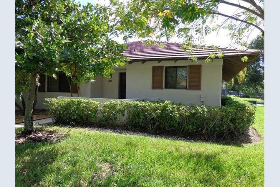 Primary Photo - 311 Club Dr