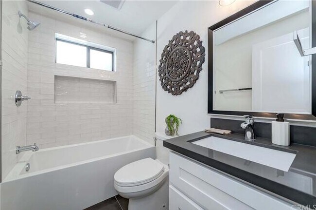 Se muestra amueblado solo para escala. - 5729 W 76th St