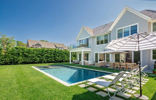 Foto del edificio - 82 Halsey Ln