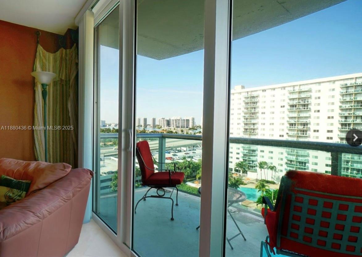 Foto principal - 19370 Collins Ave