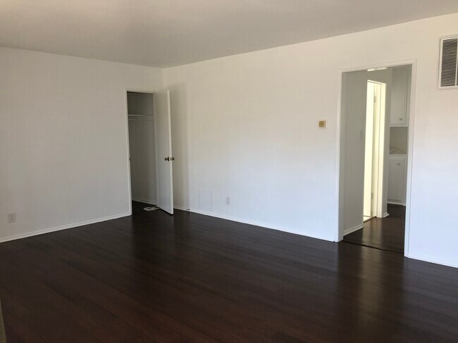 Amplia sala de estar - 1418 Stanford St