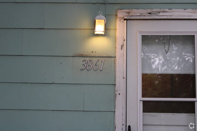 Building Photo - 3861 E Roseberry St