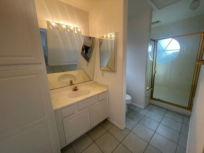 Building Photo - Beautiful Los Lagos Home