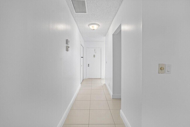 Foto del edificio - 1021 Flame Vine Ave