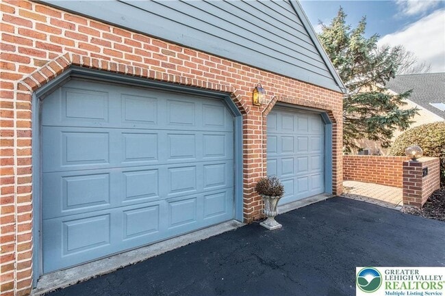 Building Photo - 5721 Crawford Dr