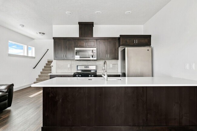 Foto del edificio - Urban 3 Story Custom Built Home _ Pet Frie...