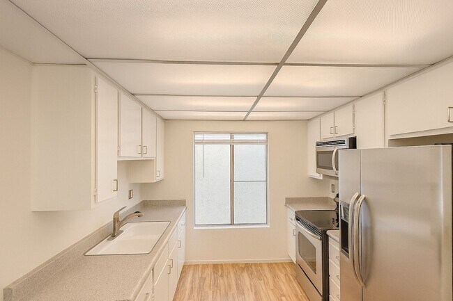 Foto del edificio - For Rent: 1 Bed / 1 Bath Condo in Lakeside...