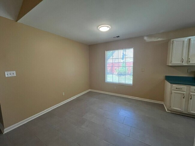 Building Photo - 2900 Heatherglen Cove W