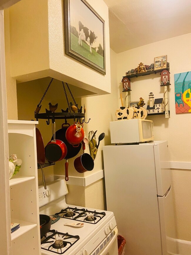 Estufas completas y rejillas para ollas incluidas - The Lindsay Furnished Apartments