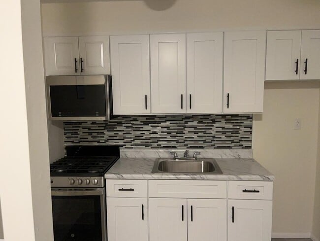 Kitchen - 38 Douglas Ave