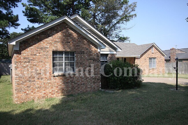 Foto del edificio - 3235 Fox Chase Dr