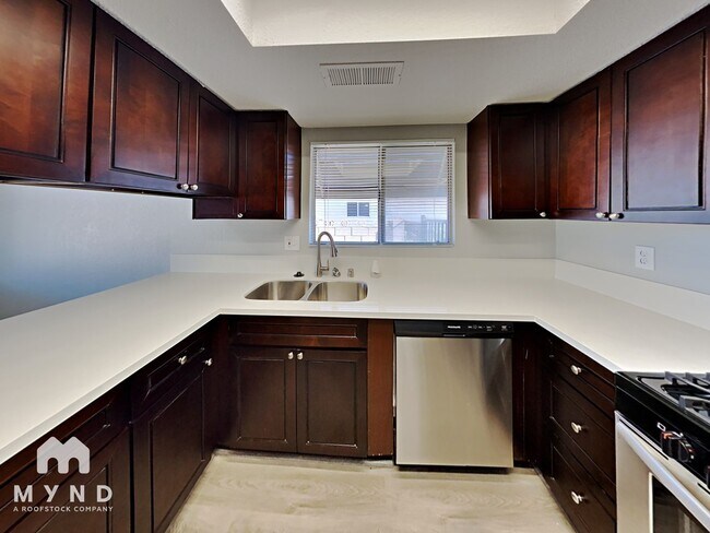 Foto del edificio - 549 Bastanchury Ave