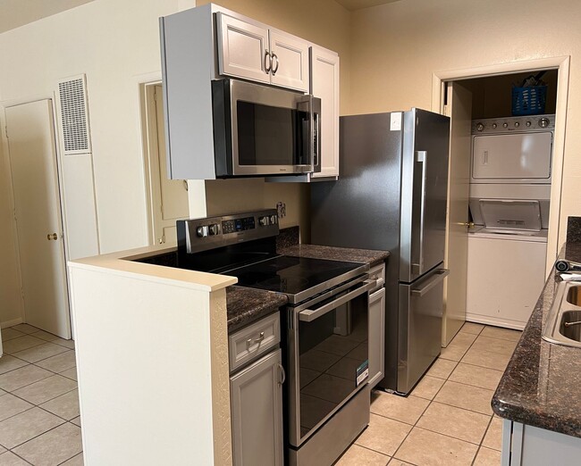 Building Photo - Spacious Updated 1 bedroom, 1 bath Availab...