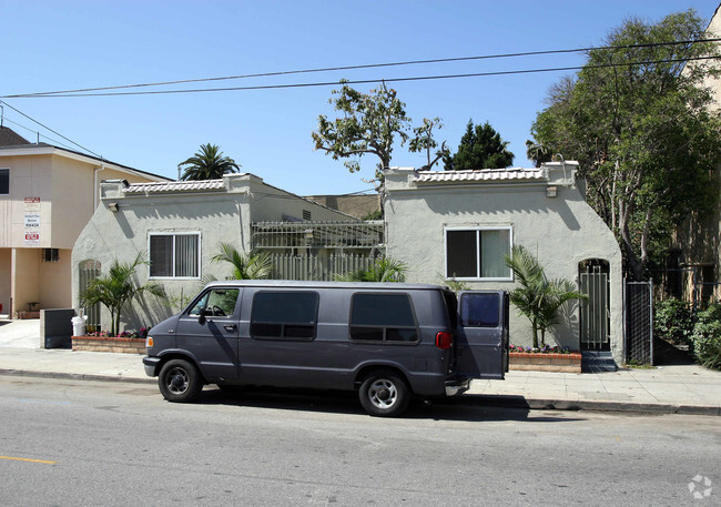 Building Photo - 1253 W 39th St